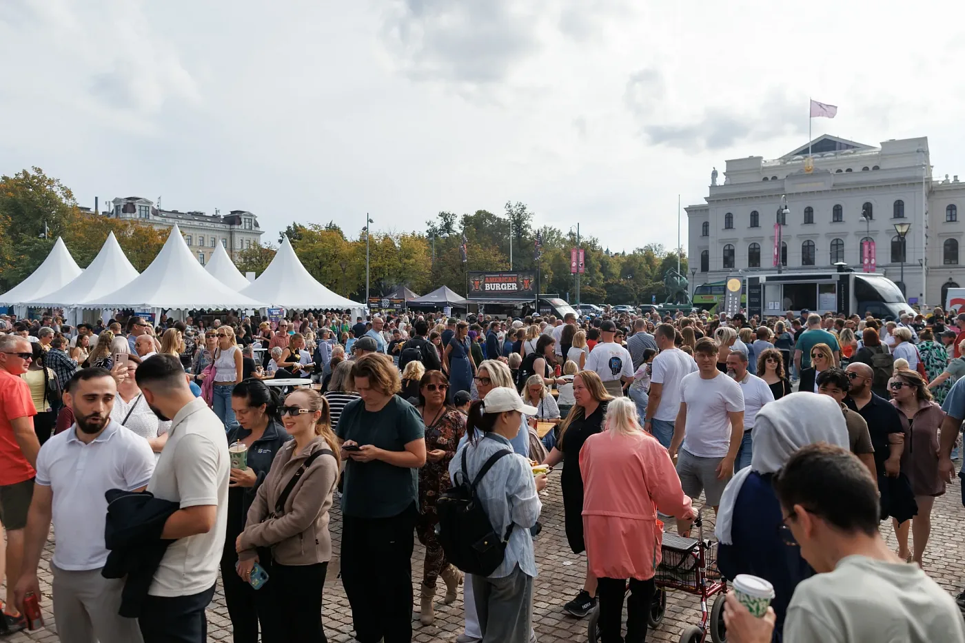 Натовп між білими шатрами фестивалю та фудтраками на площі в центрі Гетеборга