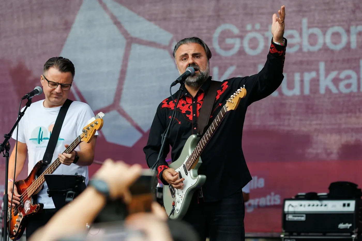 Гурт на сцені на тлі банера Göteborgs Kulturkalas: вокаліст із гітарою піднімає руку до публіки