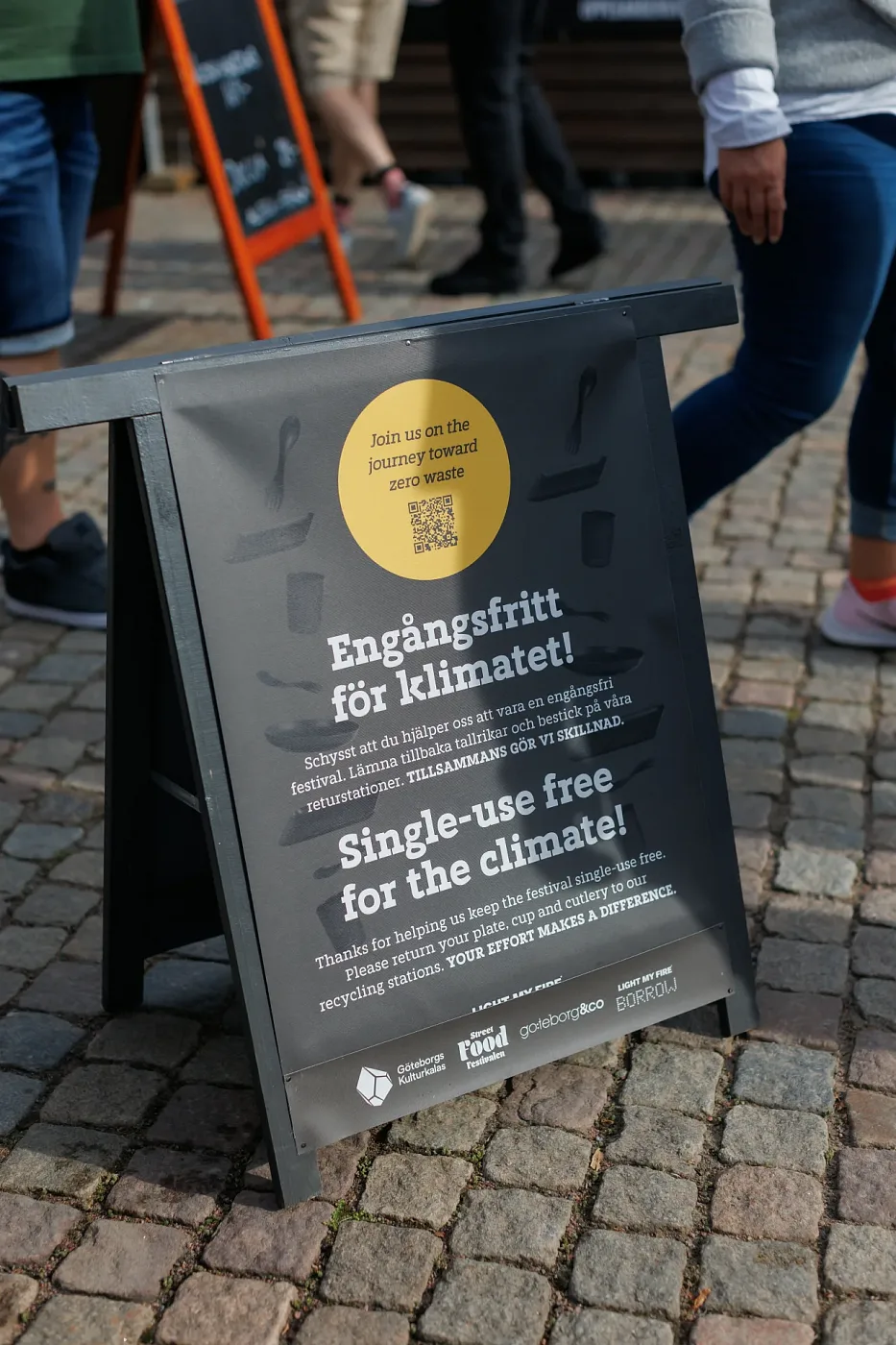 Фестивальна табличка на вулиці: Engångsfritt för klimatet — Single-use free for the climate