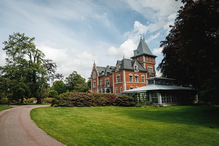 A photographer for party and wedding venues