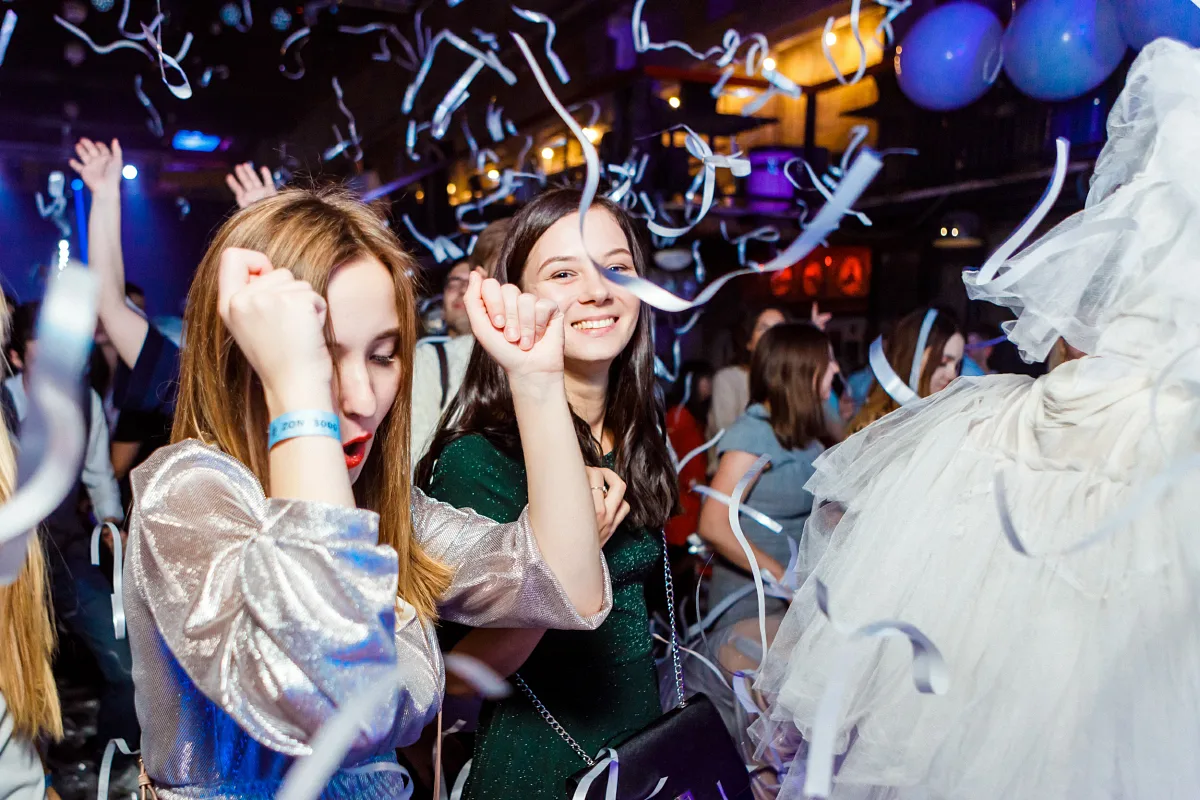 Eventfotografi som fångar professionella ögonblick under en konferens, inklusive talare och deltagare under starka ljus