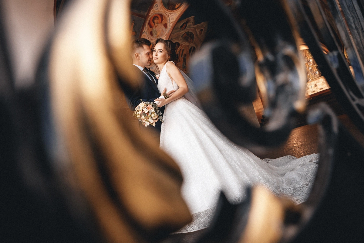 Silhouettes of the newlyweds under the veil